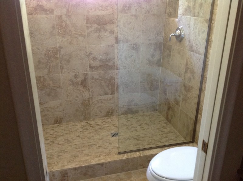 Exempel på ett mellanstort klassiskt badrum med dusch, med en öppen dusch, en toalettstol med hel cisternkåpa, brun kakel, keramikplattor och klinkergolv i keramik