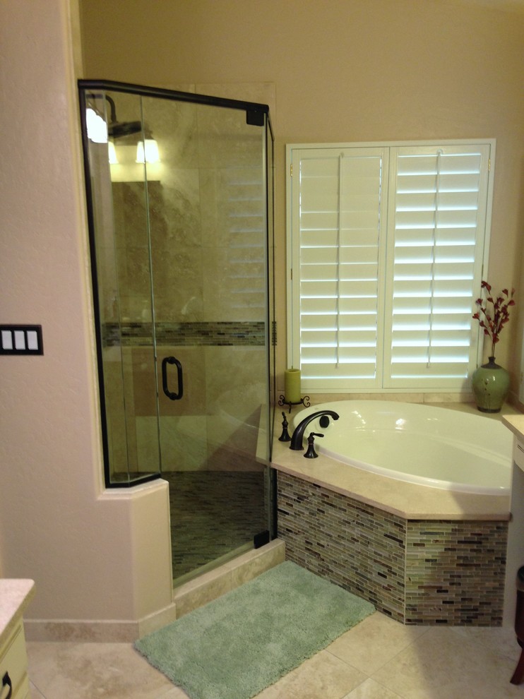 Diseño de cuarto de baño principal moderno grande con bañera esquinera, ducha esquinera, baldosas y/o azulejos de vidrio, paredes beige y suelo de baldosas de cerámica