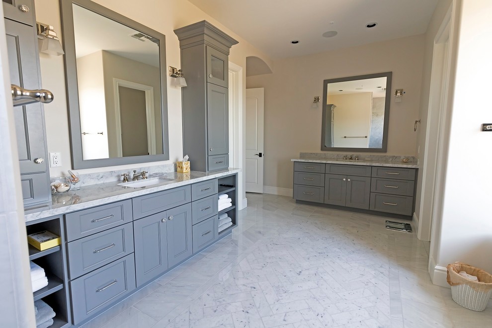 Idee per una grande stanza da bagno classica con ante in stile shaker e ante grigie
