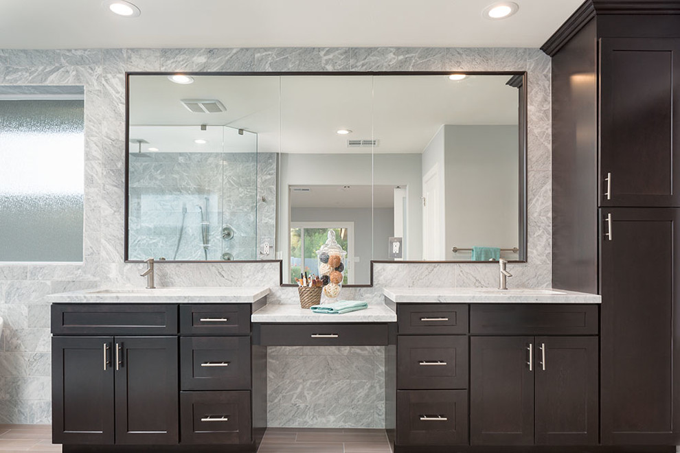Esempio di una grande stanza da bagno padronale minimal con lavabo sottopiano, ante in stile shaker, ante in legno bruno, top in marmo, piastrelle grigie, piastrelle in pietra e pareti grigie