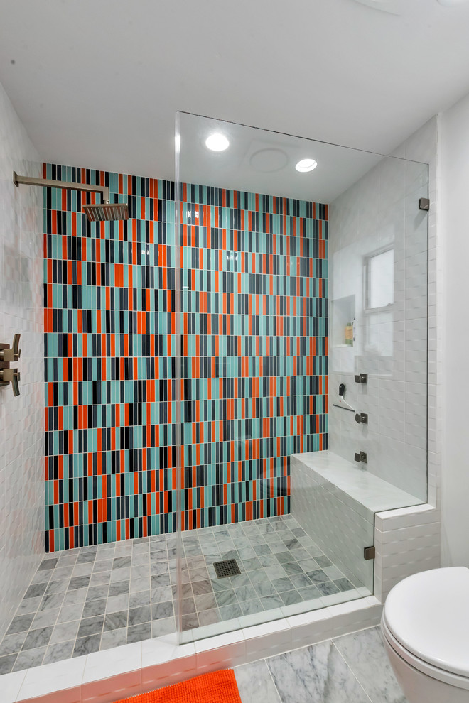 Свежая идея для дизайна: ванная комната в современном стиле с душем в нише, разноцветной плиткой, белыми стенами, душевой кабиной, серым полом и открытым душем - отличное фото интерьера