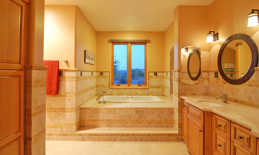 Idéer för att renovera ett mycket stort funkis en-suite badrum, med ett undermonterad handfat, luckor med upphöjd panel, skåp i ljust trä, granitbänkskiva, ett platsbyggt badkar, en öppen dusch, beige kakel, stenkakel, bruna väggar och travertin golv