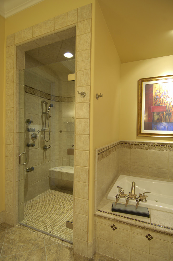 Immagine di una stanza da bagno padronale tradizionale di medie dimensioni con vasca da incasso, doccia a filo pavimento, piastrelle beige, piastrelle in ceramica, pareti beige e pavimento con piastrelle in ceramica
