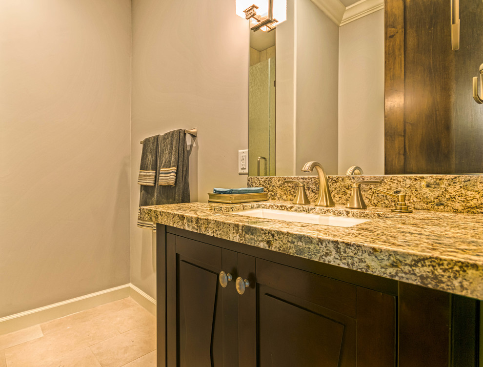 Foto di una stanza da bagno con doccia tradizionale di medie dimensioni con ante in stile shaker, ante in legno bruno, pareti grigie, pavimento con piastrelle in ceramica e top in quarzo composito
