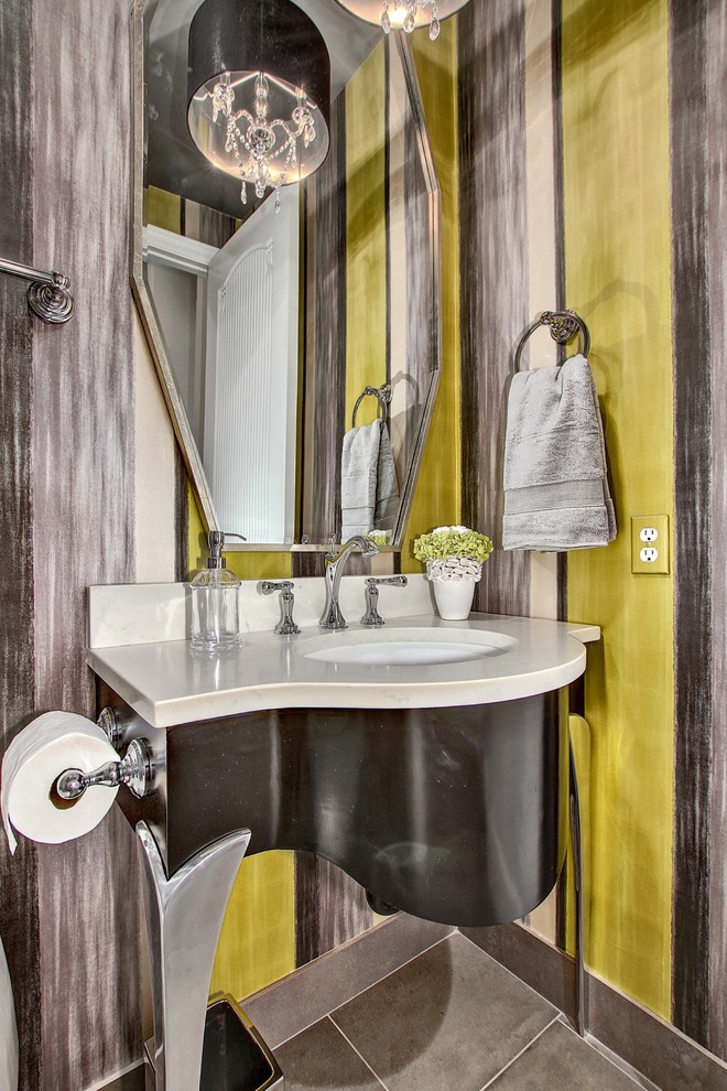 Foto på ett litet funkis badrum med dusch, med en dusch i en alkov, en toalettstol med hel cisternkåpa, stenkakel, flerfärgade väggar, skiffergolv, ett undermonterad handfat och bänkskiva i kvarts