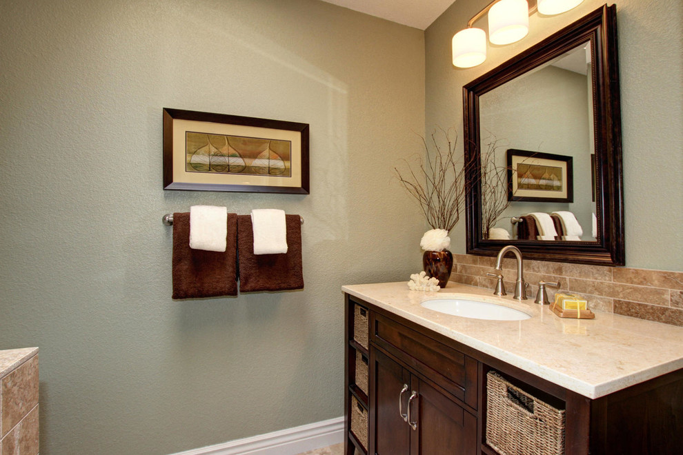 Foto på ett lantligt brun badrum, med ett undermonterad handfat, ett platsbyggt badkar, en hörndusch, luckor med infälld panel, bruna skåp och marmorbänkskiva