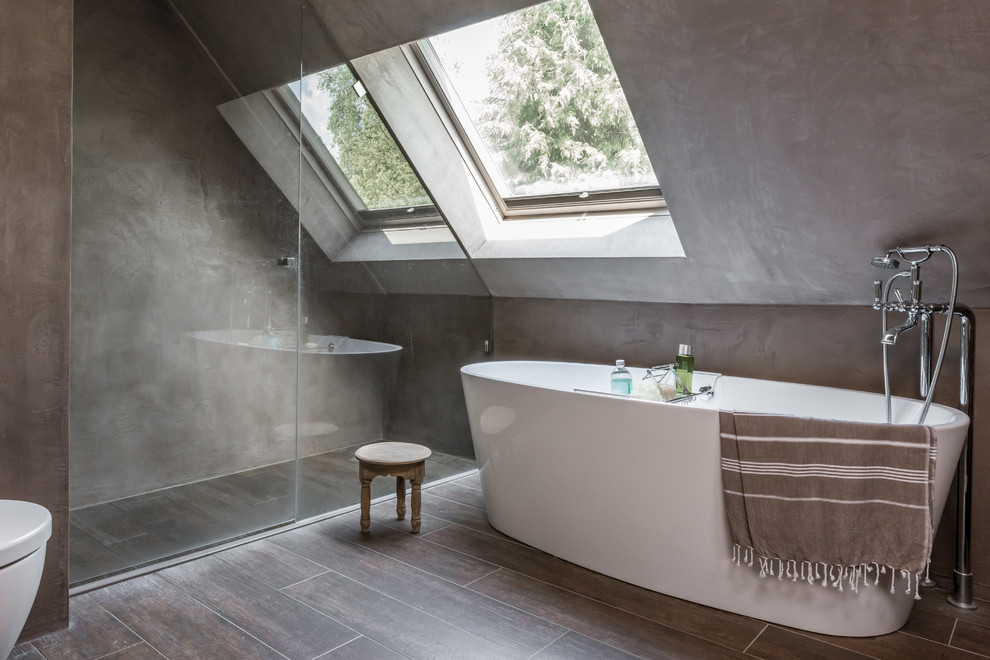 Bild på ett funkis en-suite badrum, med ett fristående badkar, en dusch i en alkov, brun kakel och bruna väggar