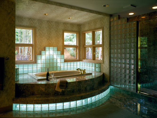 Ispirazione per una stanza da bagno tradizionale con vasca da incasso, doccia alcova e pareti beige
