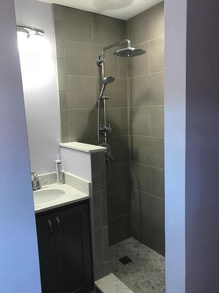Идея дизайна: маленькая ванная комната в стиле модернизм с угловым душем, серой плиткой, цементной плиткой, серыми стенами, полом из галечной плитки, душевой кабиной, врезной раковиной, серым полом и открытым душем для на участке и в саду