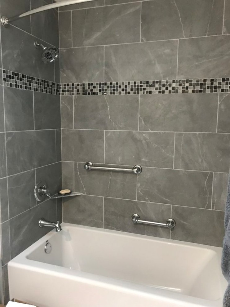 Идея дизайна: ванная комната в классическом стиле с ванной в нише, душем над ванной, серой плиткой, разноцветной плиткой, мраморной плиткой и шторкой для ванной