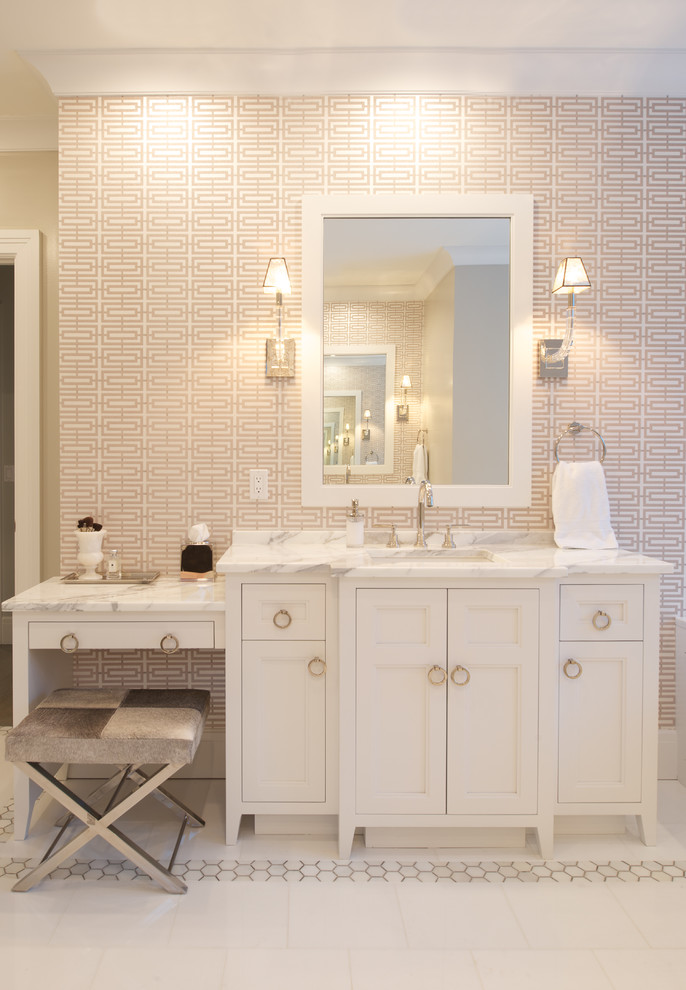 Bild på ett mellanstort vintage badrum med dusch, med möbel-liknande, vita skåp, beige kakel, brun kakel, beige väggar, klinkergolv i porslin, ett undermonterad handfat, marmorbänkskiva och vitt golv
