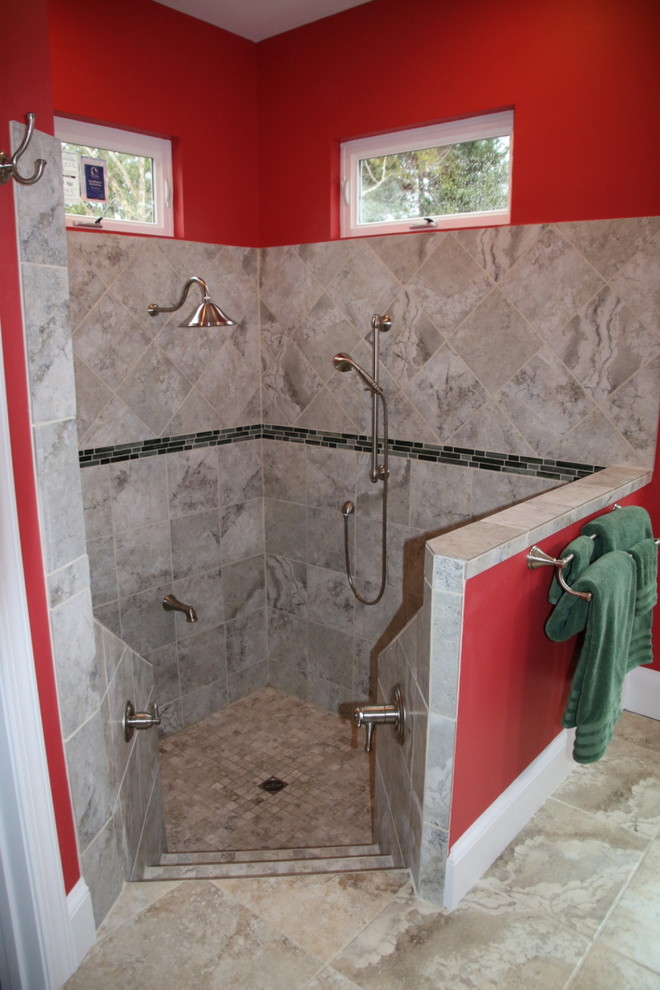 Idee per una grande stanza da bagno padronale classica con vasca ad alcova, vasca/doccia, piastrelle di cemento, pareti rosse e pavimento con piastrelle in ceramica