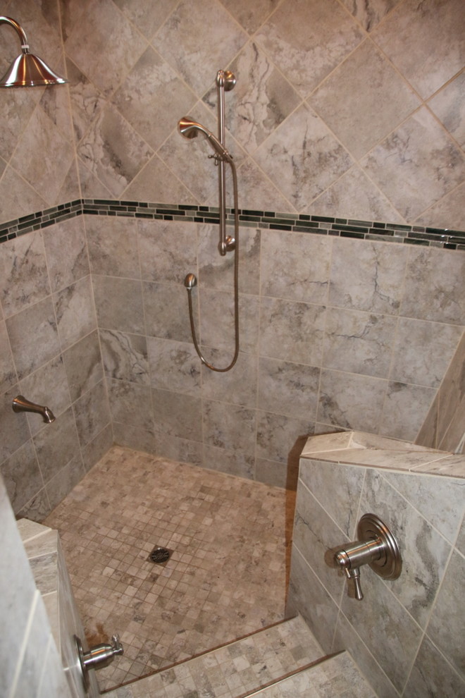 Idéer för ett stort klassiskt en-suite badrum, med luckor med upphöjd panel, skåp i mellenmörkt trä, ett badkar i en alkov, en dusch/badkar-kombination, en toalettstol med hel cisternkåpa, cementkakel, röda väggar, klinkergolv i keramik, ett undermonterad handfat och granitbänkskiva