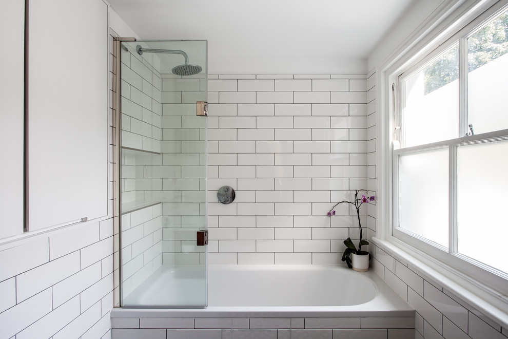 Inspiration för ett vintage badrum, med ett badkar i en alkov, en dusch/badkar-kombination, vit kakel, tunnelbanekakel och vita väggar