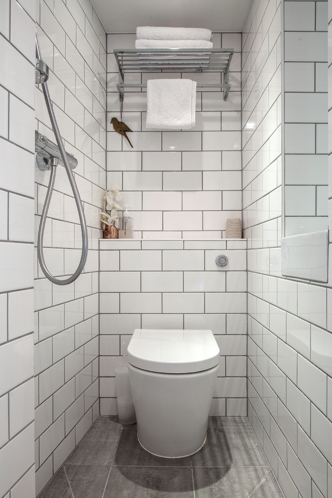 На фото: ванная комната в стиле неоклассика (современная классика) с белой плиткой, плиткой кабанчик и унитазом-моноблоком