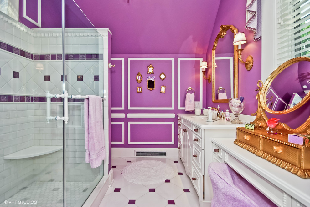 Idéer för vintage badrum, med luckor med upphöjd panel och vita skåp