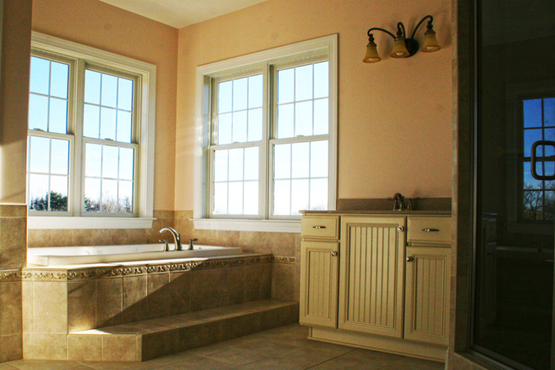 Exemple d'une salle de bain chic.