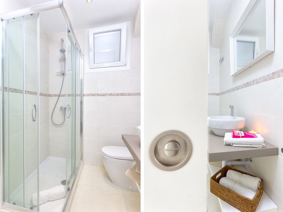 Foto de cuarto de baño actual de tamaño medio con armarios abiertos, ducha esquinera, sanitario de dos piezas, paredes blancas, aseo y ducha y lavabo sobreencimera