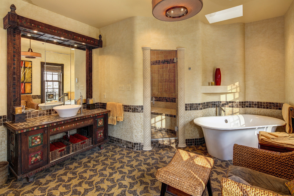 Свежая идея для дизайна: ванная комната в стиле фьюжн с отдельно стоящей ванной, плиткой мозаикой и настольной раковиной - отличное фото интерьера