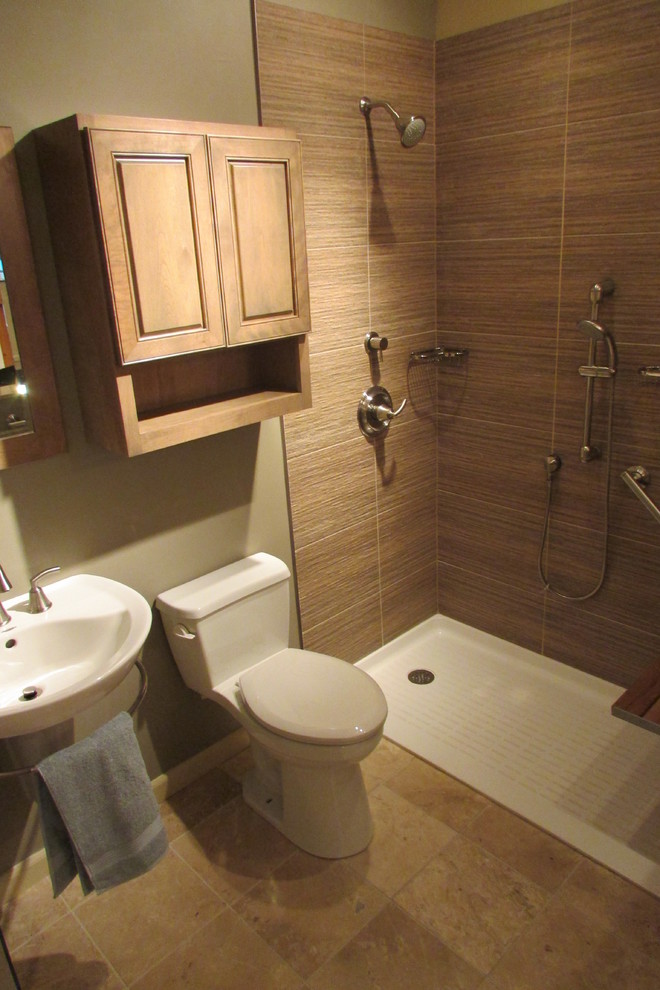 Cette photo montre une grande salle de bain principale chic en bois clair avec un placard avec porte à panneau surélevé, une douche ouverte, WC séparés, un carrelage beige, des carreaux de porcelaine, un mur beige, un sol en travertin et un lavabo de ferme.
