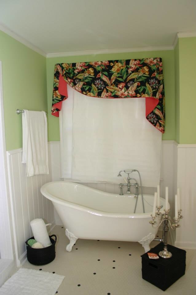 Diseño de cuarto de baño principal ecléctico de tamaño medio con puertas de armario blancas, bañera con patas, baldosas y/o azulejos blancos, baldosas y/o azulejos de cerámica, paredes verdes y suelo de baldosas de cerámica