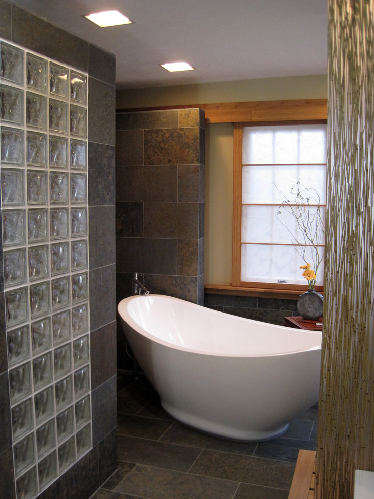 Cette photo montre une douche en alcôve principale asiatique en bois brun de taille moyenne avec un placard à porte plane, une baignoire indépendante, un carrelage de pierre, un mur beige, un sol en carrelage de céramique, une vasque et un plan de toilette en quartz.