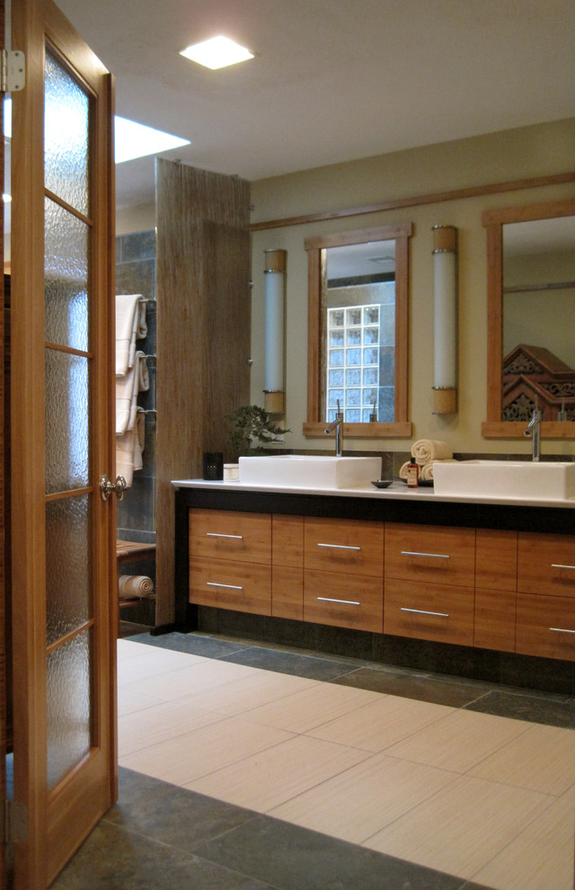 Exempel på ett mellanstort asiatiskt en-suite badrum, med släta luckor, skåp i mellenmörkt trä, en dusch i en alkov, stenkakel, beige väggar, klinkergolv i keramik, ett fristående handfat och bänkskiva i kvartsit