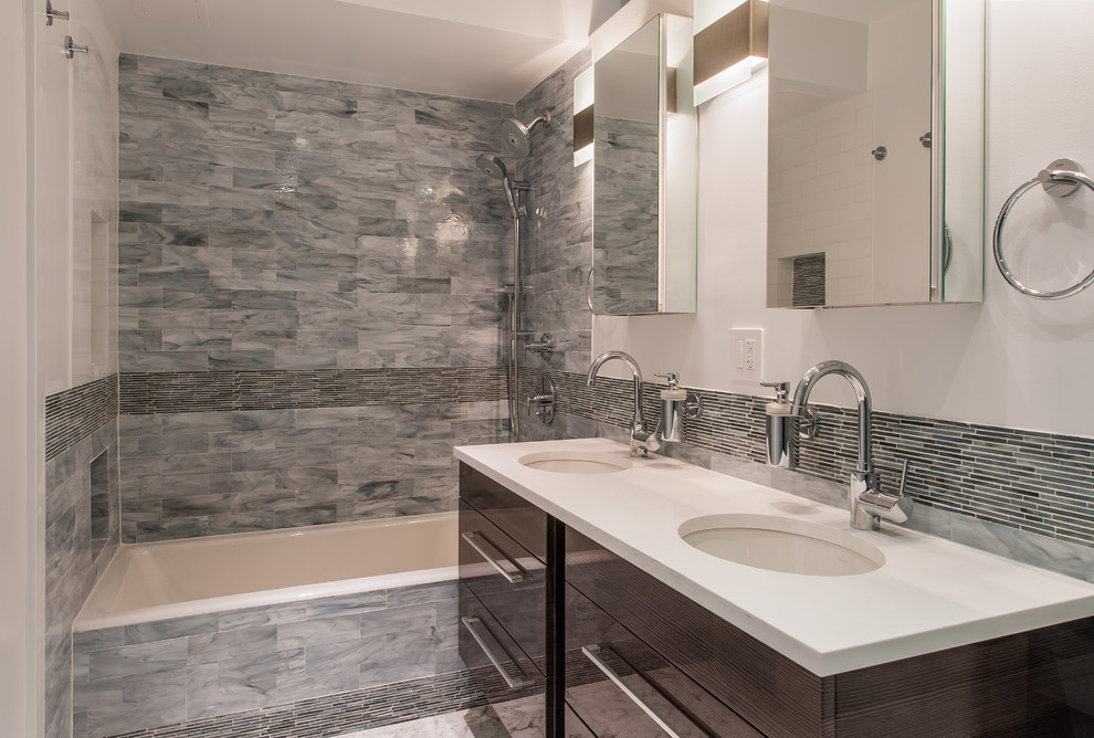 Idee per una stanza da bagno design con lavabo sottopiano, ante lisce, vasca ad alcova, vasca/doccia, piastrelle grigie e pareti bianche