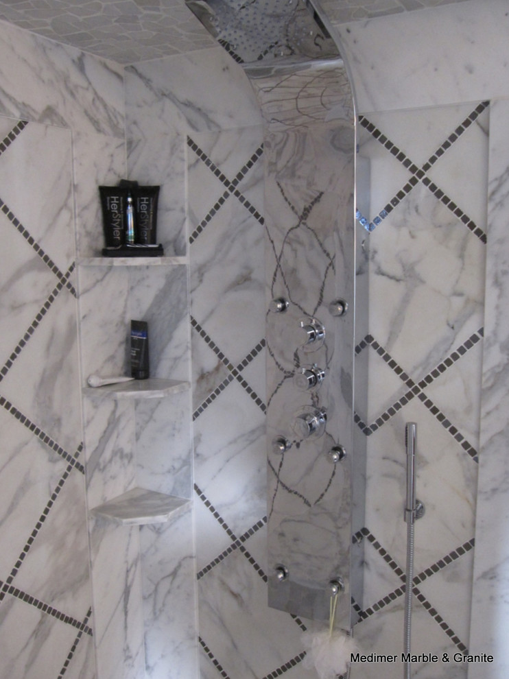 Idéer för ett mellanstort modernt en-suite badrum, med marmorbänkskiva, en dubbeldusch, vit kakel, stenkakel och marmorgolv