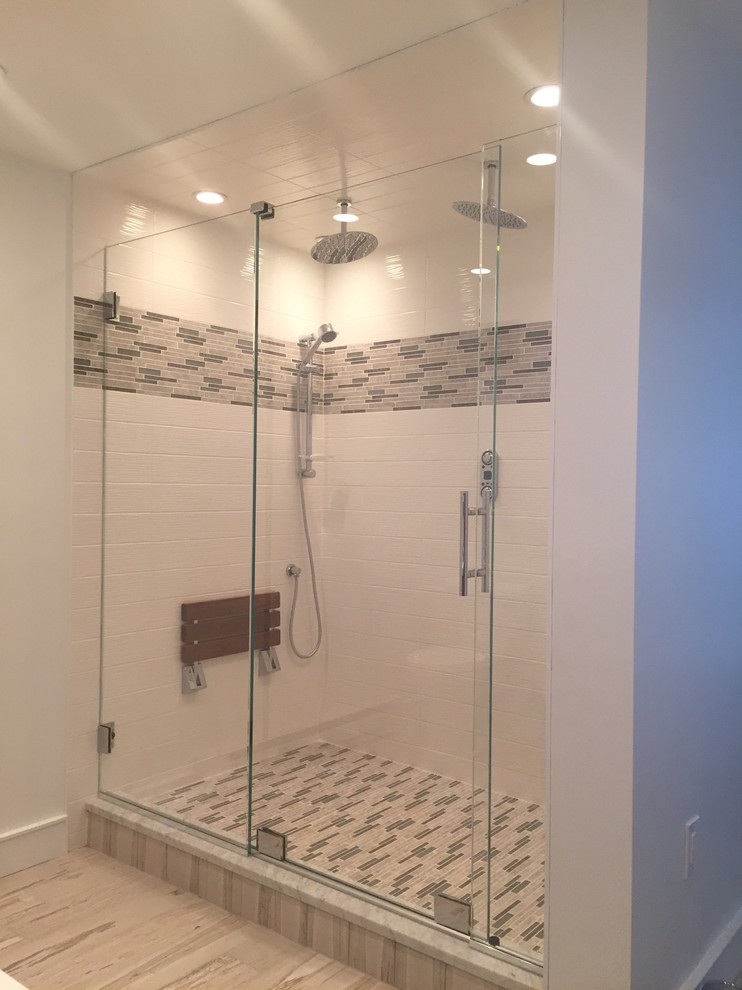 Diseño de cuarto de baño actual con ducha empotrada, baldosas y/o azulejos de cemento y paredes blancas
