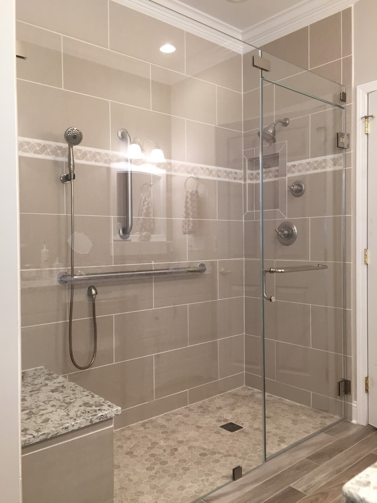 Immagine di una stanza da bagno design di medie dimensioni con doccia alcova, pareti beige e pavimento con piastrelle in ceramica
