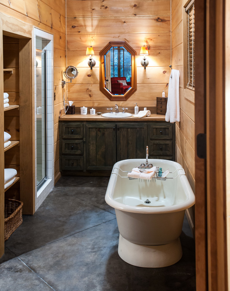 Идея дизайна: главная ванная комната в стиле рустика с фасадами с утопленной филенкой, темными деревянными фасадами, отдельно стоящей ванной, душем в нише, накладной раковиной и столешницей из дерева