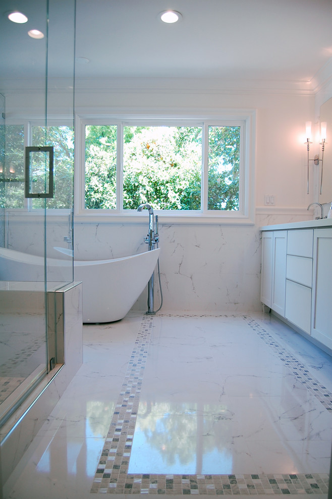 Idee per una stanza da bagno padronale minimal di medie dimensioni con ante in stile shaker, ante bianche, vasca freestanding, doccia alcova, piastrelle grigie, piastrelle bianche, lavabo sottopiano, top in quarzite, piastrelle a mosaico, pareti bianche e pavimento in marmo