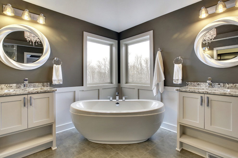 Inredning av ett klassiskt en-suite badrum, med skåp i shakerstil, ett fristående badkar, beige skåp, bruna väggar, klinkergolv i porslin, ett undermonterad handfat och granitbänkskiva