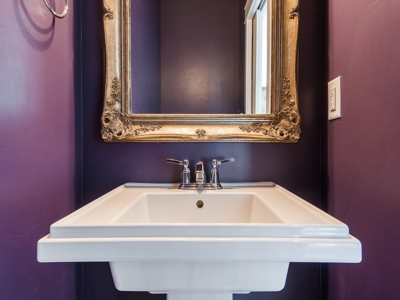 Foto di una stanza da bagno padronale stile americano di medie dimensioni con lavabo a colonna e pareti viola