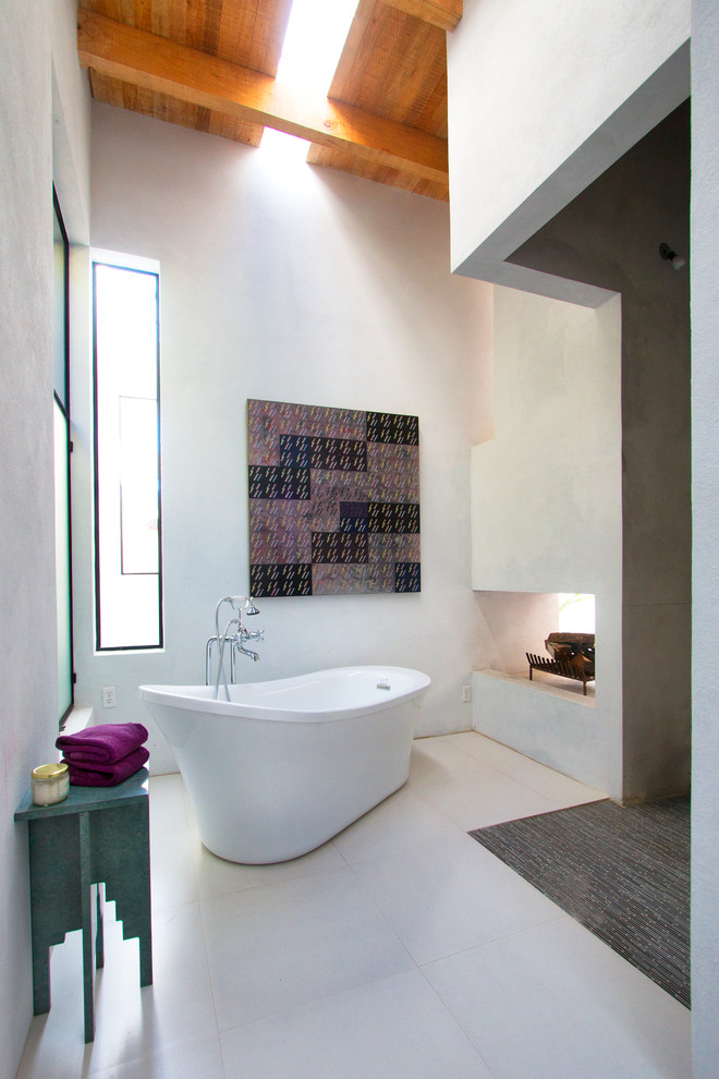 Ispirazione per una stanza da bagno mediterranea con vasca freestanding e pareti bianche