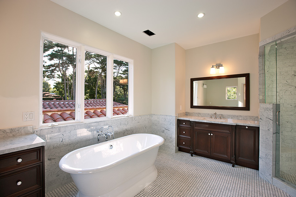 На фото: ванная комната в современном стиле с угловым душем, отдельно стоящей ванной и плиткой мозаикой