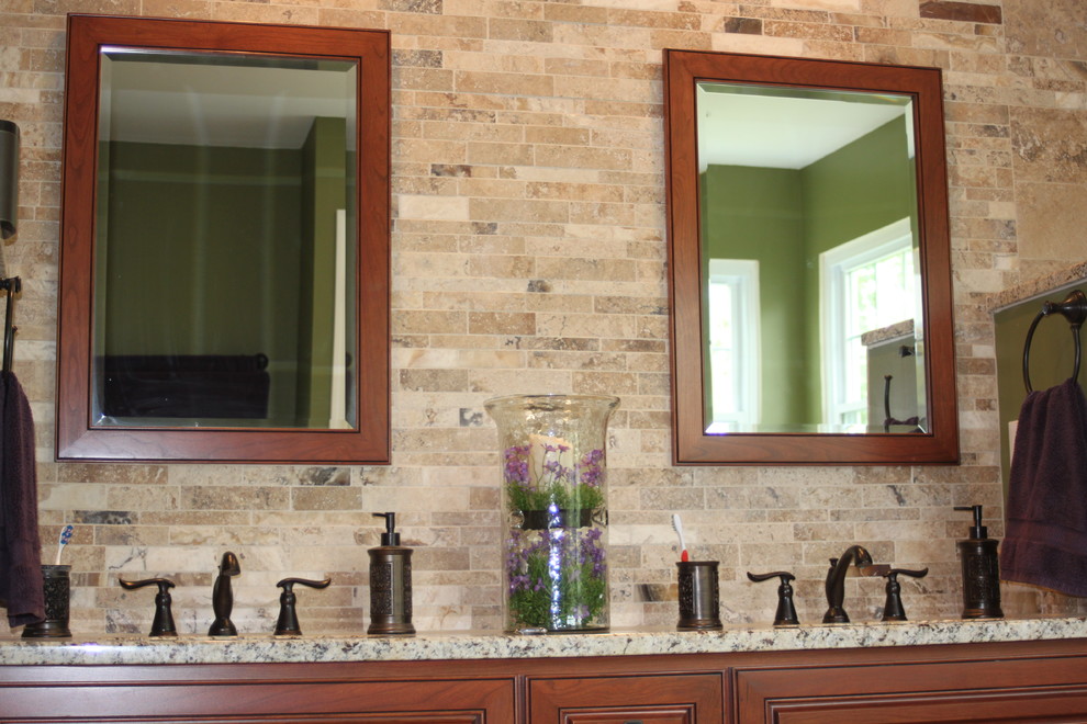 Idéer för att renovera ett mellanstort vintage en-suite badrum, med luckor med infälld panel, skåp i mellenmörkt trä, ett platsbyggt badkar, en hörndusch, beige kakel, travertinkakel, gröna väggar, ett undermonterad handfat, granitbänkskiva och dusch med gångjärnsdörr