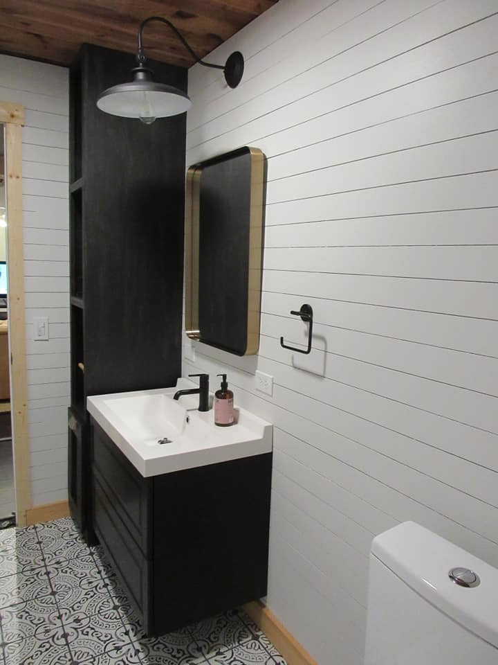 他の地域にある低価格の小さなコンテンポラリースタイルのおしゃれな浴室 (黒いキャビネット、テラコッタタイルの床) の写真