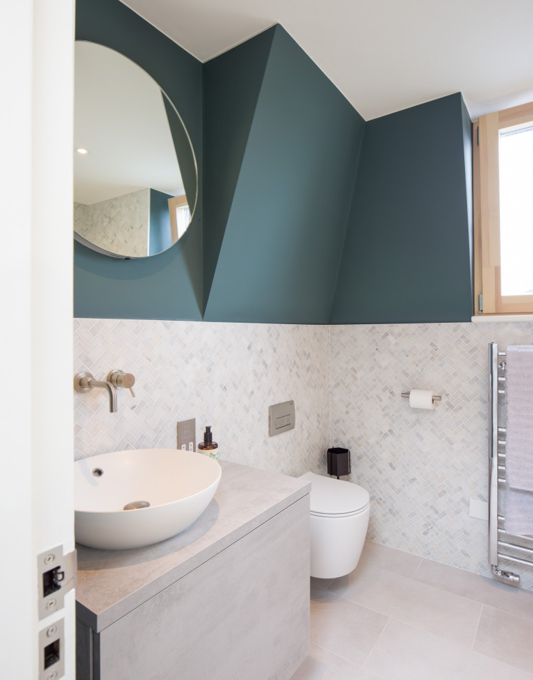 Foto di una stanza da bagno contemporanea con ante lisce, ante grigie, piastrelle bianche, piastrelle a mosaico, pareti verdi, lavabo a bacinella, pavimento grigio, top grigio e un lavabo