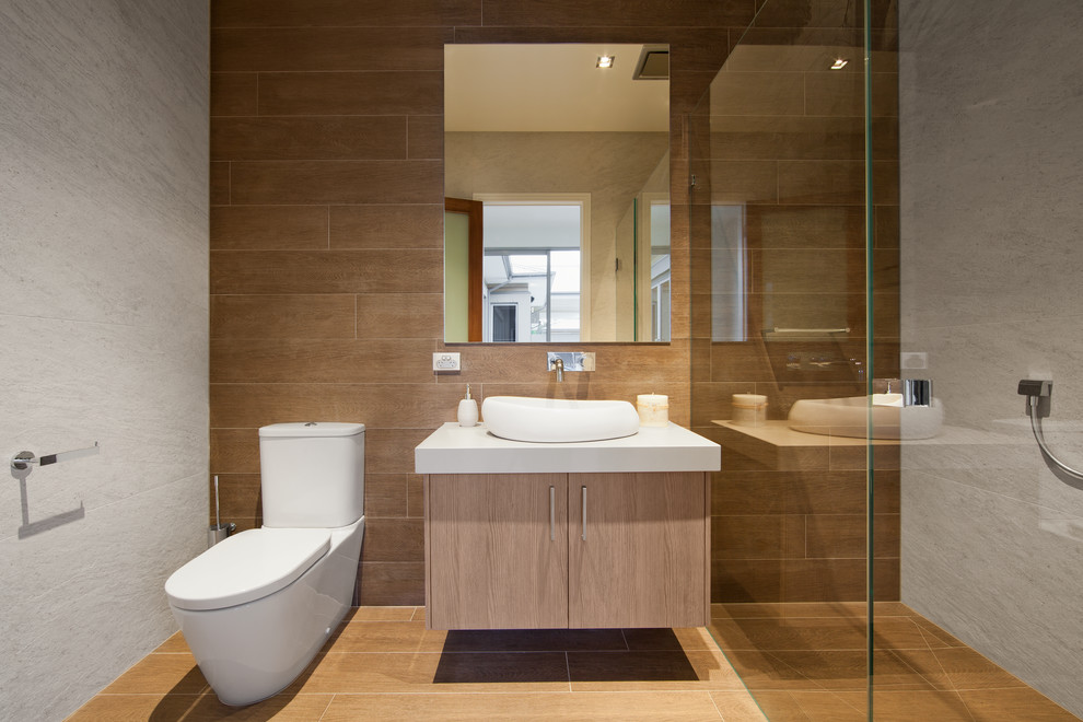 Diseño de cuarto de baño actual con baldosas y/o azulejos de porcelana