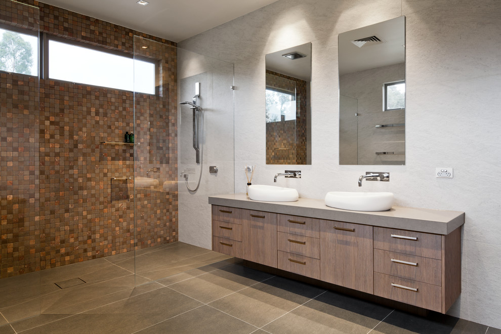 На фото: ванная комната в современном стиле с керамогранитной плиткой, настольной раковиной, столешницей из искусственного кварца, открытым душем и открытым душем с