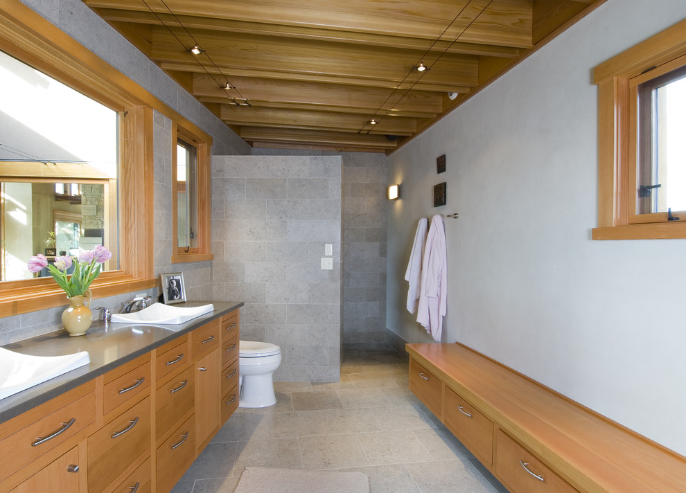 Exempel på ett modernt badrum, med ett nedsänkt handfat, släta luckor, skåp i mellenmörkt trä och grå kakel