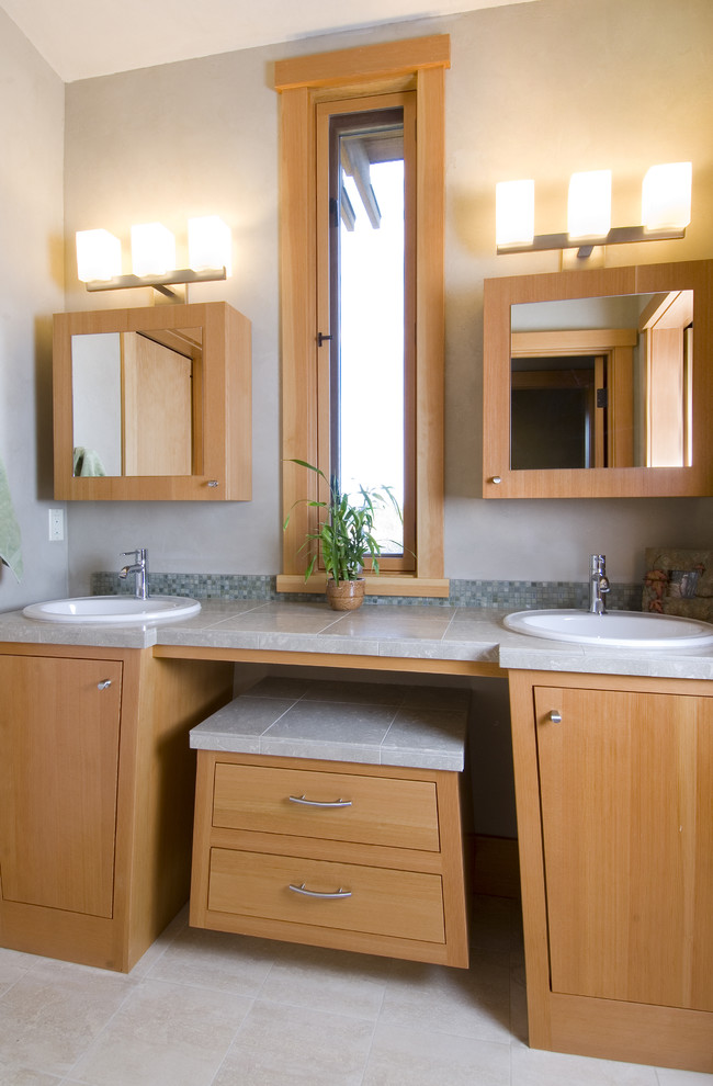 На фото: ванная комната в современном стиле с плиткой мозаикой с