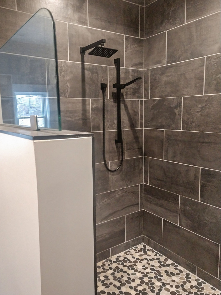 Idéer för ett amerikanskt en-suite badrum, med en kantlös dusch, flerfärgad kakel, keramikplattor, klinkergolv i småsten, flerfärgat golv och med dusch som är öppen