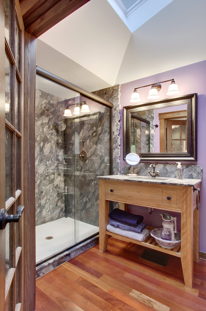 シアトルにあるトラディショナルスタイルのおしゃれな浴室 (中間色木目調キャビネット、アルコーブ型シャワー、グレーのタイル、紫の壁、無垢フローリング、オープンシェルフ) の写真