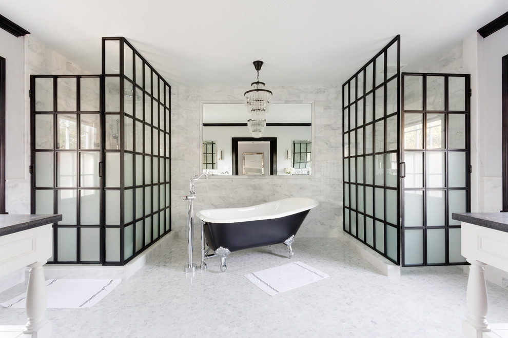 Inredning av ett klassiskt mycket stort en-suite badrum, med ett badkar med tassar, en hörndusch, vit kakel, vita väggar, mosaikgolv, bänkskiva i betong, dusch med gångjärnsdörr och vitt golv