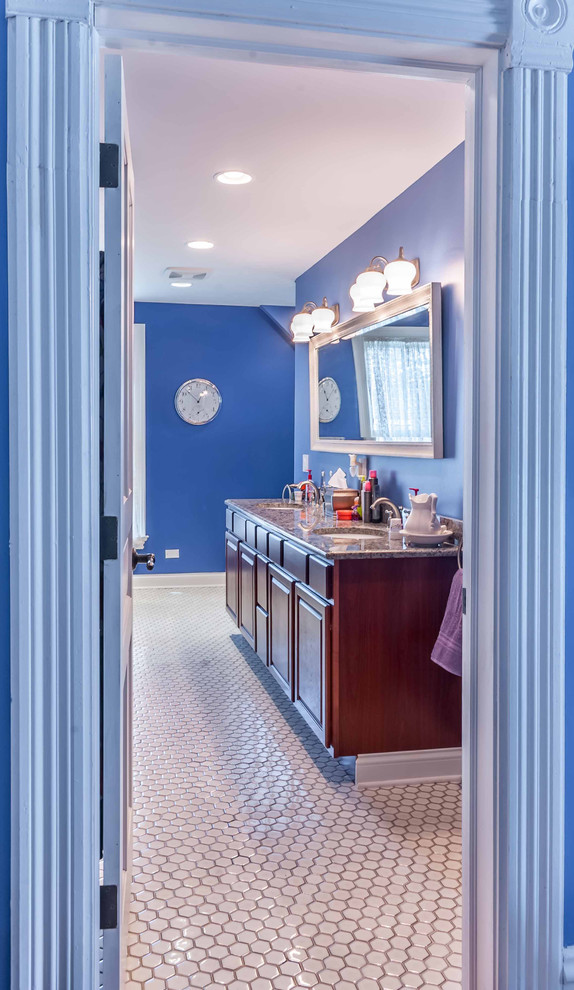 На фото: большая главная ванная комната в белых тонах с отделкой деревом в викторианском стиле с фасадами с выступающей филенкой, темными деревянными фасадами, раздельным унитазом, белой плиткой, синими стенами, полом из мозаичной плитки, накладной раковиной, мраморной столешницей, белым полом, тумбой под две раковины, подвесной тумбой, коричневой столешницей, гидромассажной ванной, угловым душем, плиткой мозаикой, душем с распашными дверями, балками на потолке, обоями на стенах и зеркалом с подсветкой