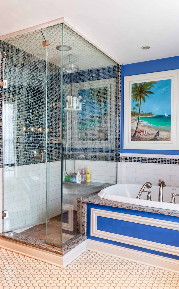 Свежая идея для дизайна: большая главная ванная комната в белых тонах с отделкой деревом в викторианском стиле с темными деревянными фасадами, угловым душем, раздельным унитазом, белой плиткой, синими стенами, полом из мозаичной плитки, накладной раковиной, белым полом, душем с распашными дверями, фасадами с выступающей филенкой, гидромассажной ванной, плиткой мозаикой, мраморной столешницей, коричневой столешницей, тумбой под две раковины, подвесной тумбой, балками на потолке, обоями на стенах и зеркалом с подсветкой - отличное фото интерьера
