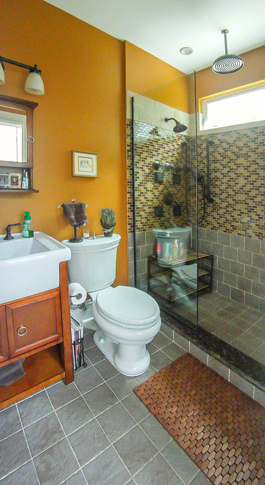 Идея дизайна: ванная комната среднего размера в викторианском стиле с фасадами с утопленной филенкой, фасадами цвета дерева среднего тона, душевой комнатой, раздельным унитазом, разноцветной плиткой, плиткой мозаикой, желтыми стенами, полом из керамической плитки, раковиной с несколькими смесителями, столешницей из искусственного камня, серым полом, душем с распашными дверями, душевой кабиной, сиденьем для душа, тумбой под одну раковину, напольной тумбой, потолком с обоями, обоями на стенах и белой столешницей